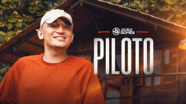 João Gomes no clipe oficial de Piloto, versão em forró do hit de Flora Matos de 2023