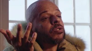 Close do rapper carioca Gutierrez em cena do clipe do single Se Eu For Embora, lançado em 2026