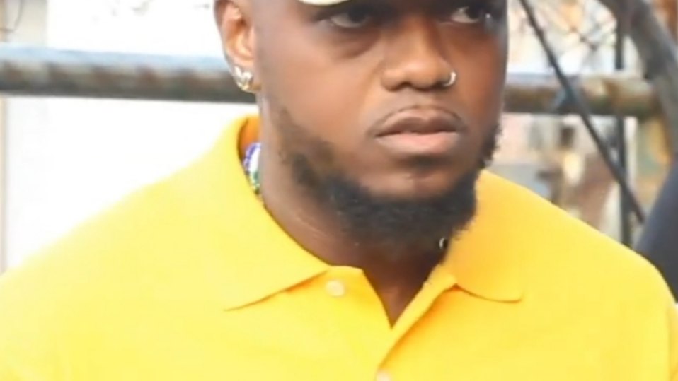 Djonga em retrato de 2021, rapper de Belo Horizonte, uma das referências do rap de Minas Gerais
