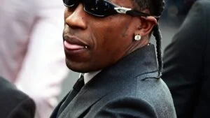 Travis Scott de óculos escuros e roupa escura na pré-estreia de The Odyssey em Nova York em julho de 2026