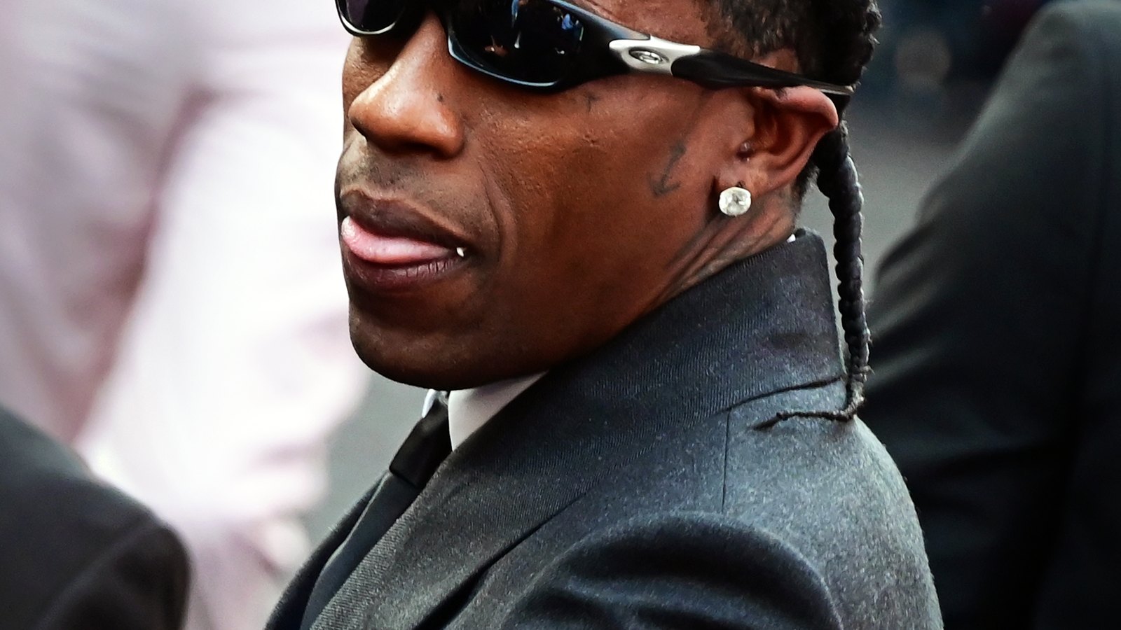 Travis Scott de óculos escuros e roupa escura na pré-estreia de The Odyssey em Nova York em julho de 2026