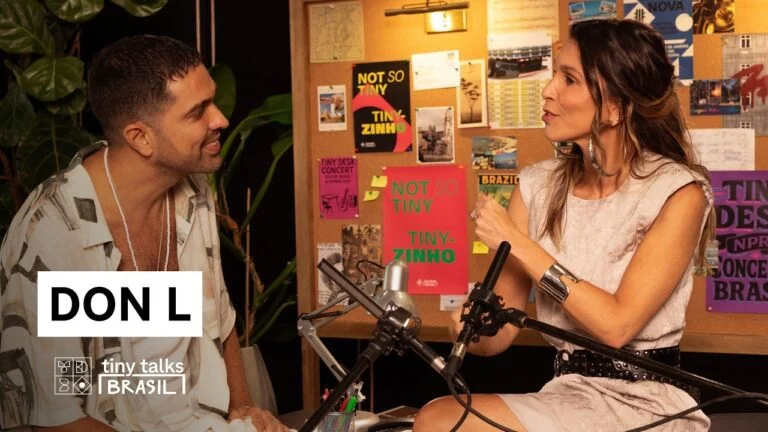 Don L sentado durante a conversa com Sarah Oliveira no Tiny Talks Brasil, após o show no Tiny Desk Brasil