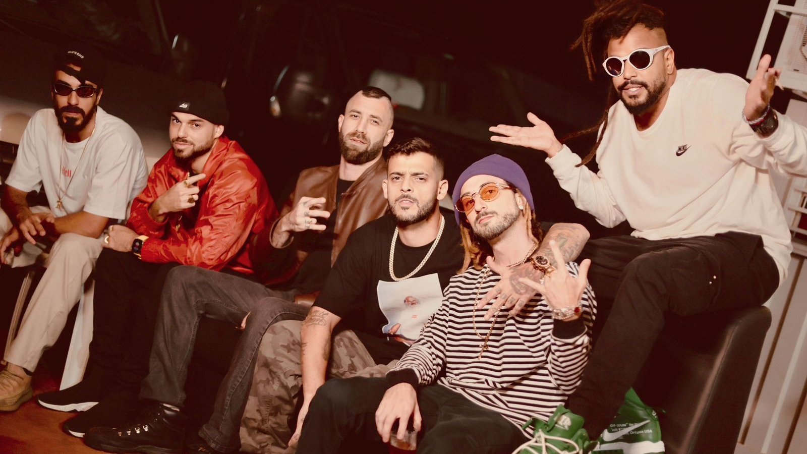 Os cinco MCs do Cone Crew Diretoria e o produtor Papatinho posando juntos