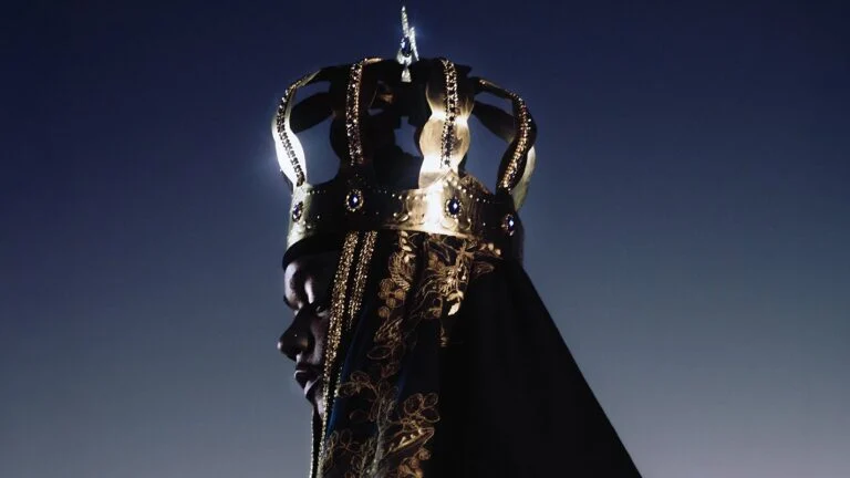 Capa do álbum ALFA, de Major RD: figura coroada em perfil, com manto azul e dourado