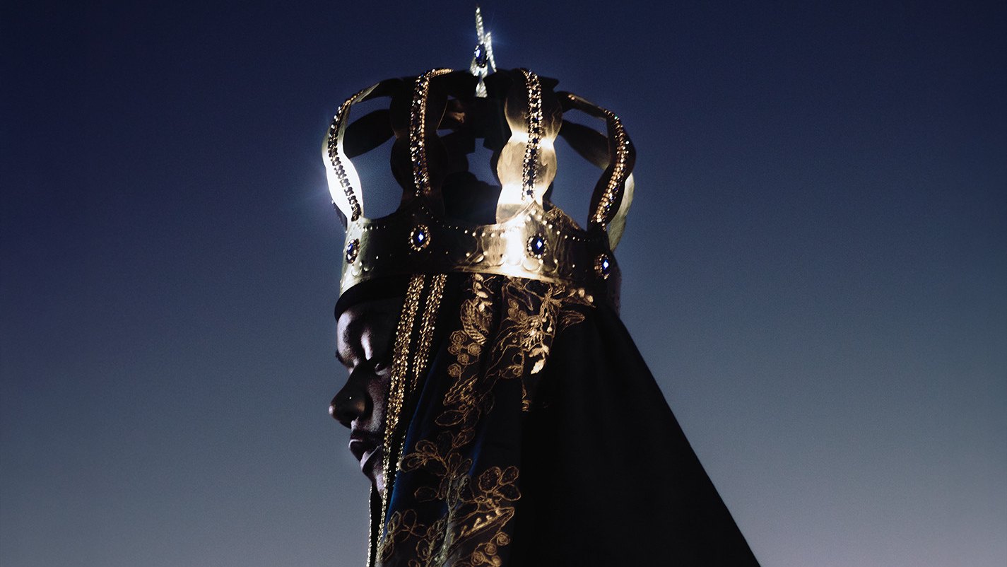 Capa do álbum ALFA, de Major RD: figura coroada em perfil, com manto azul e dourado