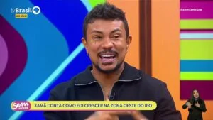 Xamã sorri durante a entrevista ao Sem Censura, na TV Brasil