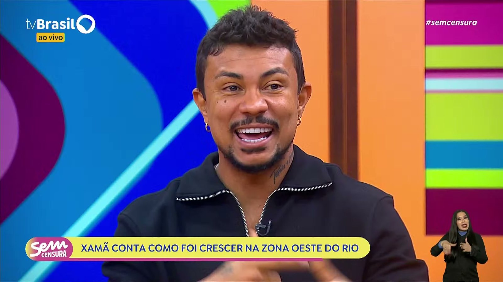 Xamã sorri durante a entrevista ao Sem Censura, na TV Brasil