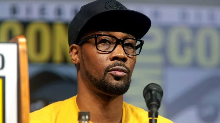 RZA, de boné preto e óculos, durante painel na San Diego Comic-Con, em 2018