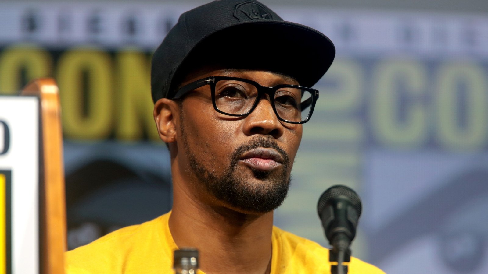 RZA, de boné preto e óculos, durante painel na San Diego Comic-Con, em 2018