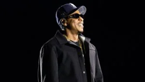 Jay-Z de boné e óculos escuros no palco do SoFi Stadium, em 24 de outubro de 2026