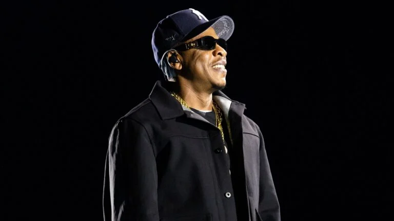 Jay-Z de boné e óculos escuros no palco do SoFi Stadium, em 24 de outubro de 2026
