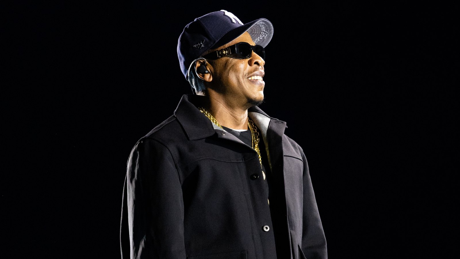 Jay-Z de boné e óculos escuros no palco do SoFi Stadium, em 24 de outubro de 2026