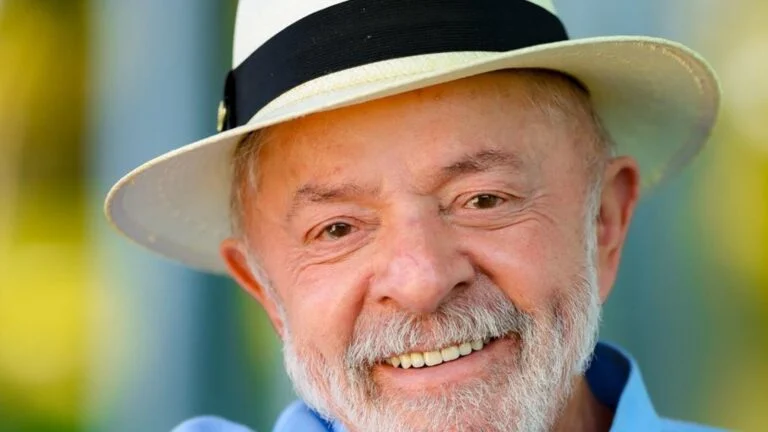 Lula sorri, de chapéu panamá e camisa azul, em foto oficial de julho de 2026