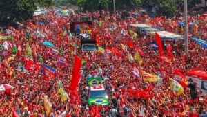 Multidão acompanha a caminhada de Lula em Copacabana, no Rio de Janeiro, em 24 de outubro de 2026