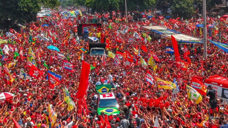 Multidão acompanha a caminhada de Lula em Copacabana, no Rio de Janeiro, em 24 de outubro de 2026