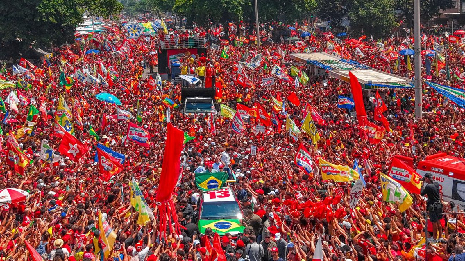 Multidão acompanha a caminhada de Lula em Copacabana, no Rio de Janeiro, em 24 de outubro de 2026
