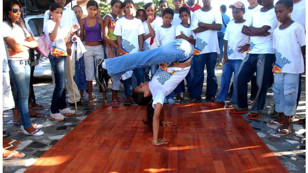 Dançarino de breaking em apresentação em Olinda