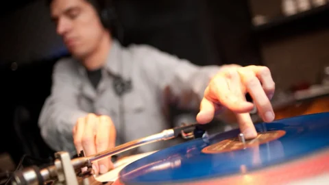 DJ fazendo scratch no toca-discos