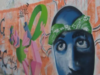 Grafite de Tupac Shakur em muro do Rio de Janeiro