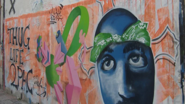 Grafite de Tupac Shakur em muro do Rio de Janeiro