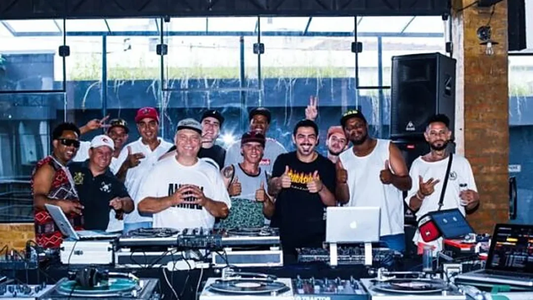 DJ nos toca-discos durante o Scratch Kombat, em Sorocaba